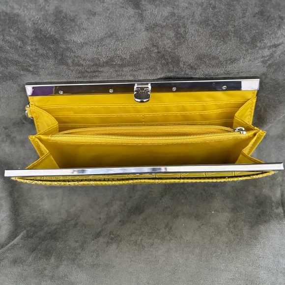 FAUX CROC Chartreuse Clutch Wallet w/ Wristlet Strap Multi-Compartments w/ Zip - Picture 11 of 16